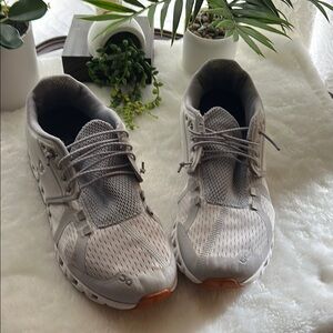 On Running women’s Gray Running Shoes size W9